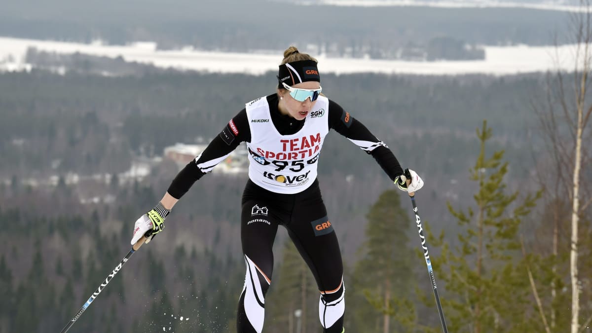 Hämeenlinnan Hiihtoseuran Laura Mononen naisten vapaan tyylin 30 kilometrillä maastohiihdon SM-kilpailuissa Ristijärvellä 28. maaliskuuta 2021.