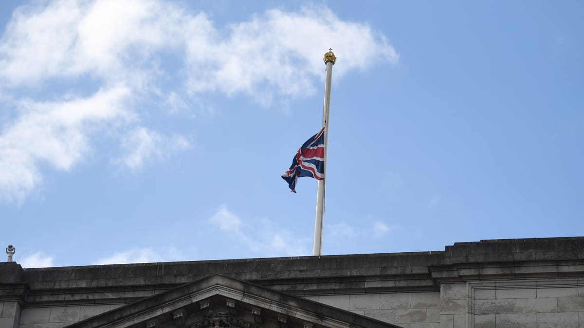 Buckinghamin palatsissa laskettiin liput puolitankoon.