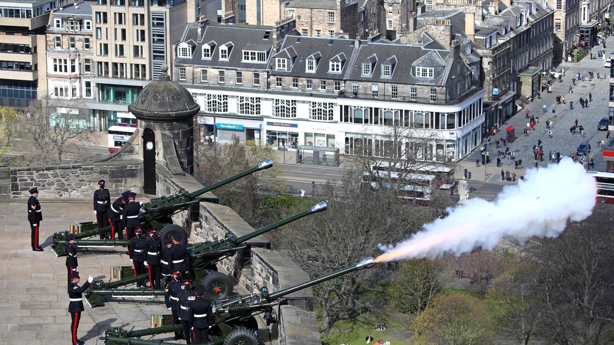 Sotilaat ampuvat kunnialaukauksia vanhoilla tykeillä Edinburghissa.