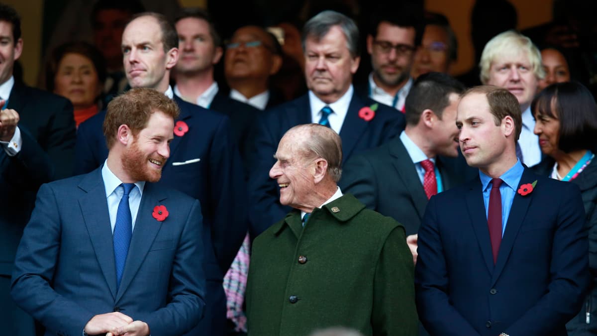 Prinssi Harry, prinssi Philip ja prinssi William seurasivat rugbyn maailmanmestaruuskilpailujen loppuottelua Lontoossa.