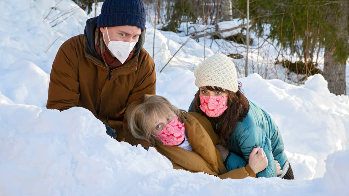 Huonot naiset elokuvan kuvauksissa ohjaaja Niklas Lindgren, näyttelijä Leea Klemola ja näyttelijä Eeva Semerdjiev katsovat kameraan lumihangessa.