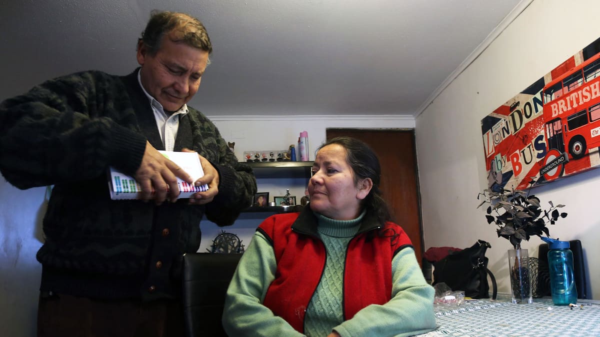 Chileläinen pariskunta avaa DNA-testipakkauksen. 