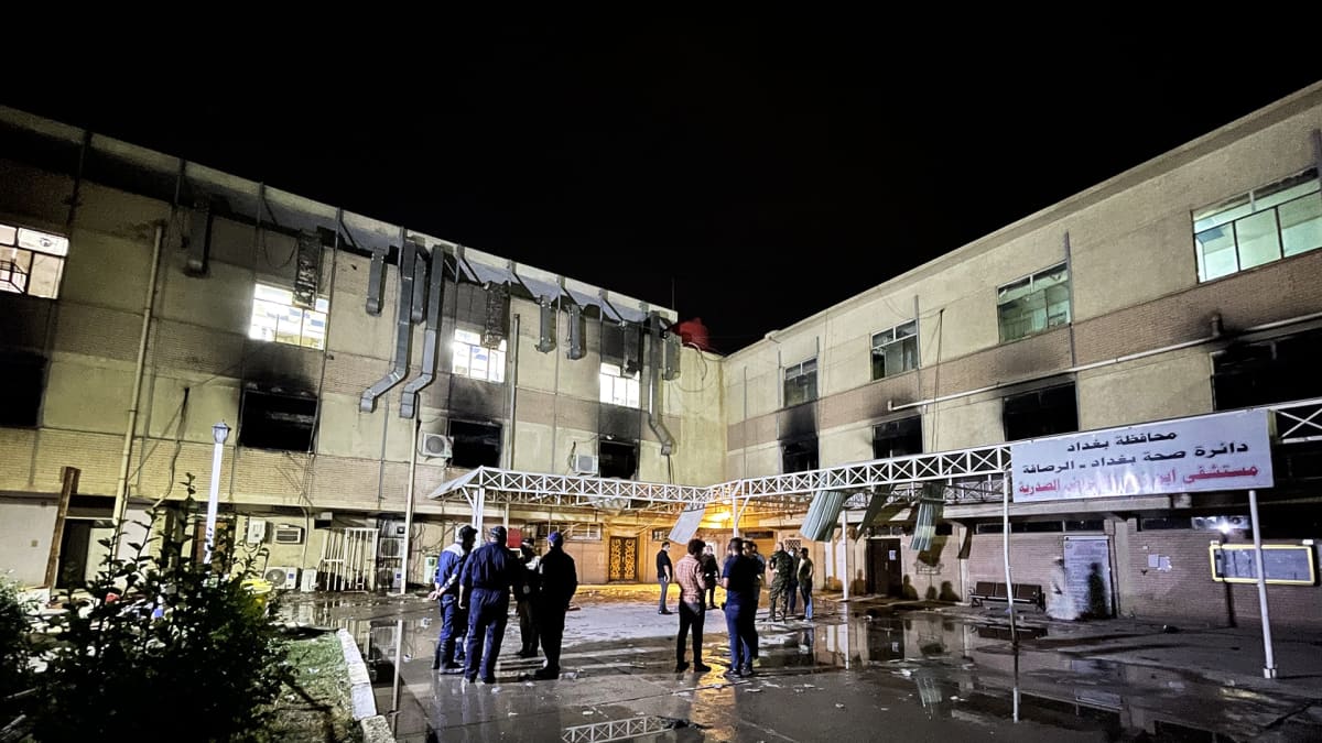 Bagdadilainen Al-Khatib -sairaala tulipalon jäljiltä.