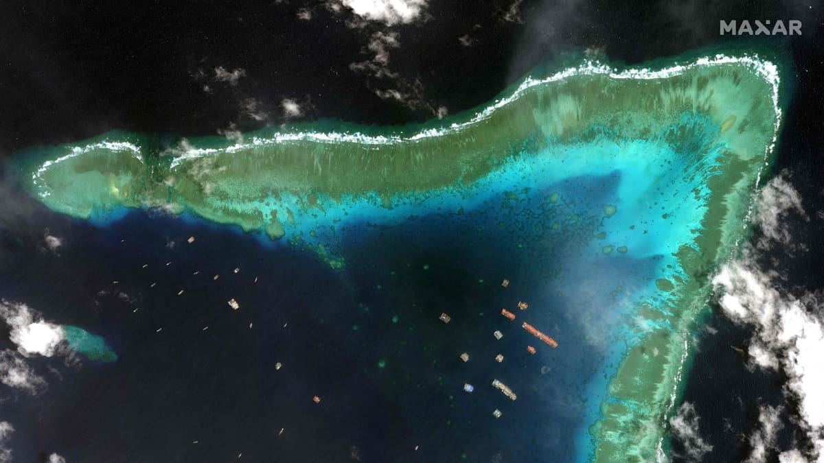 Satelliittikuvassa näkyy kiinalaisia aluksia Whitsun-riutalla Union Banks -atolllin pohjoiskärjessä Spratlysaarilla.