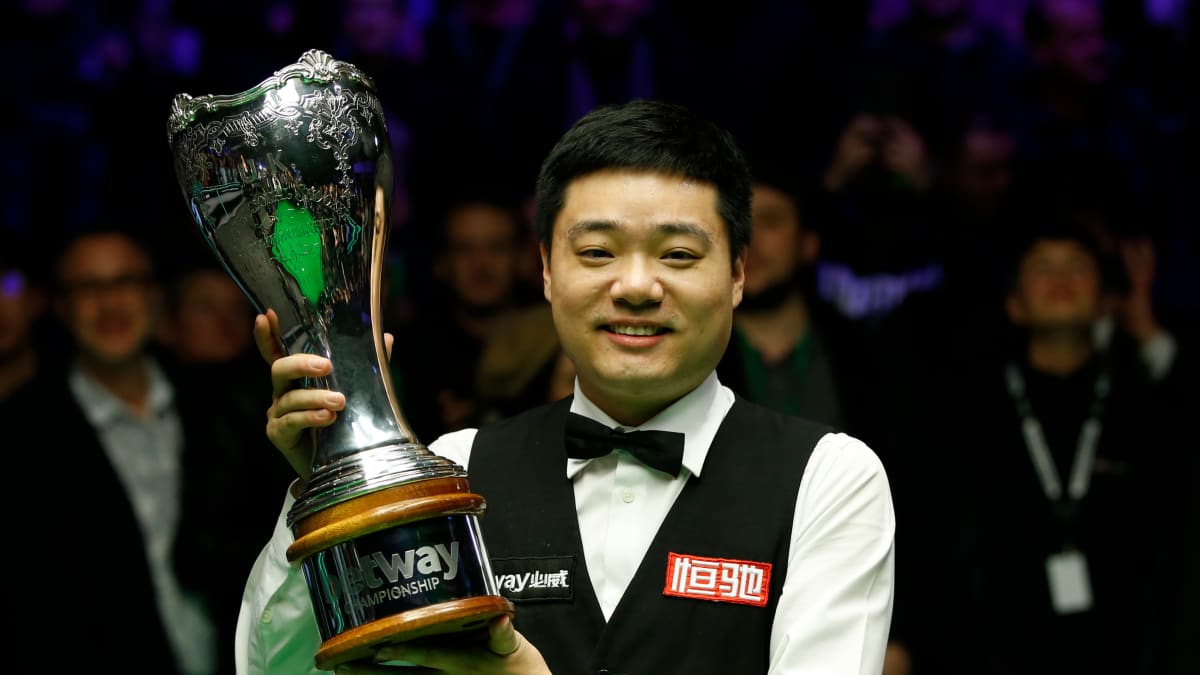 Ding Junhui on Kiinan menestynein snookerpelaaja. Tässä hän juhlii toiseksi arvokkaimman rankingturnauksen, UK Championshipin, voittoa joulukuussa 2019.