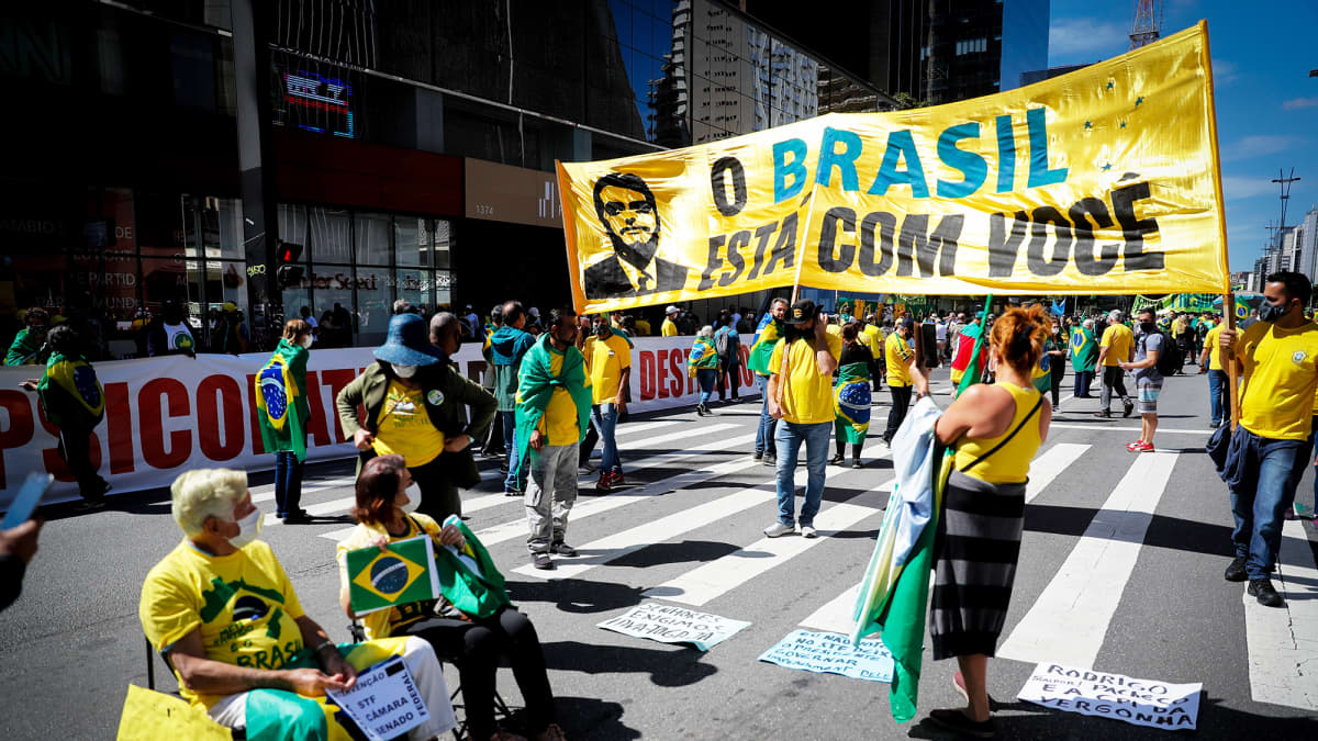 Bolsonaron kannattajat marssivat kadulla Sao Paolossa.