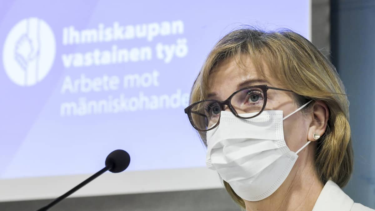 Oikeusministeri Anna-Maja Henriksson ihmiskaupan vastaista toimintaohjelmaa koskevasssa tiedotustilaisuudessa Helsingissä.