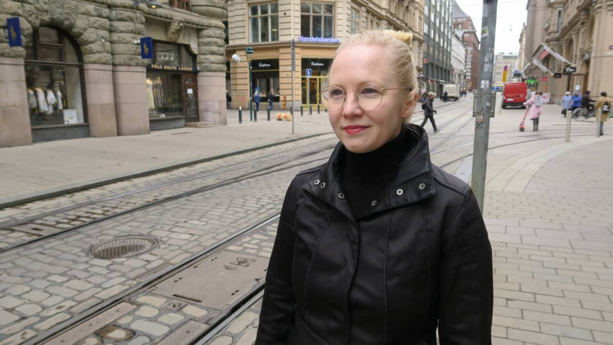 Helsingin kaupungin johtava arkkitehti Kerttu Kurki-Issakainen ymmärtää kaupunkilaisten huolen, mutta luottaa keskustan elinvoiman lähtevän uuteen nousuun.