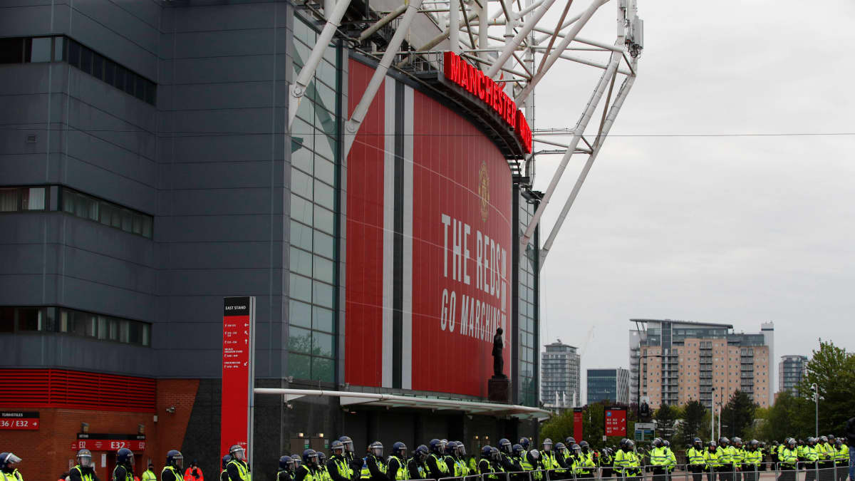 Poliiseja Old Traffordin stadionin edessä. 