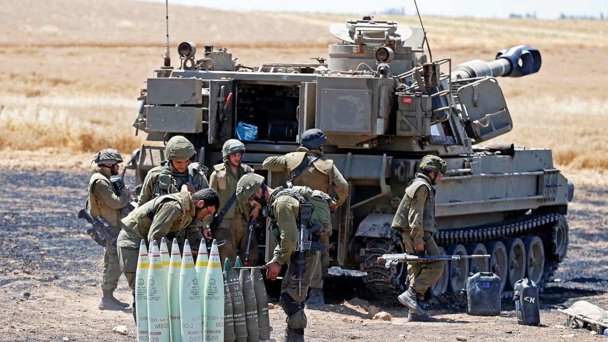 Israelin armeijan tykistö valmistelee iskua Gaxzaan asemissaan läheläl Sederotin kaupunkia.