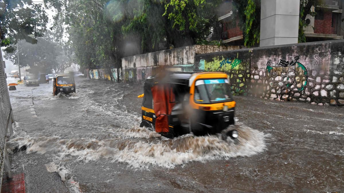 Tulviva katu Mumbaissa Intiassa