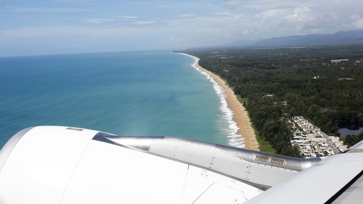 Phuketin rantahiekkaa lentokoneesta kuvattuna.