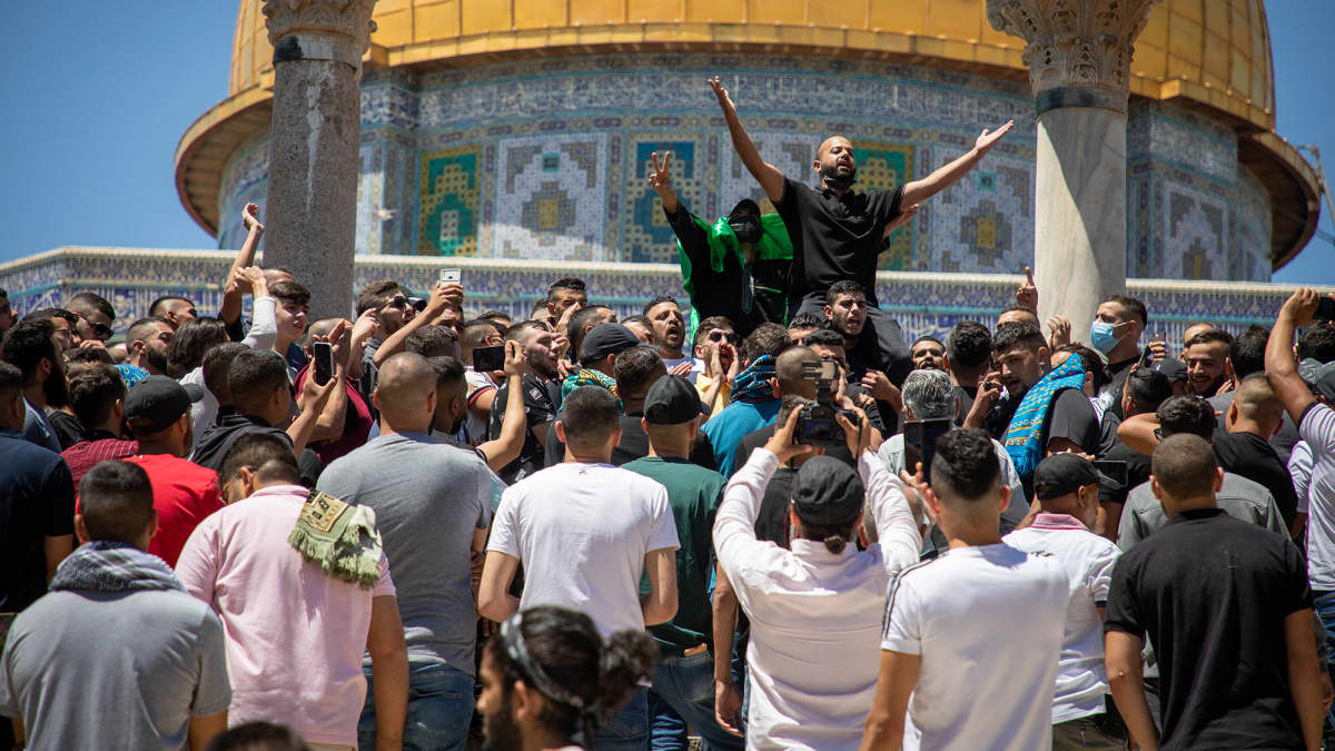 Palestiinalaiset järjestivät mielenosoituksen Al-Aqsan moskeijassa.
