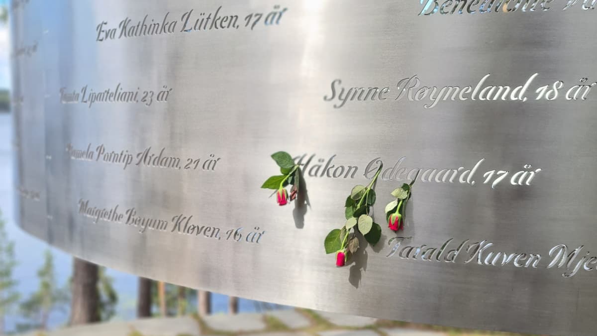 utöyan muistomerkkiin on ripustettu punaisia ruusuja heidän kohdalle, joilla on ollut syntympäivä