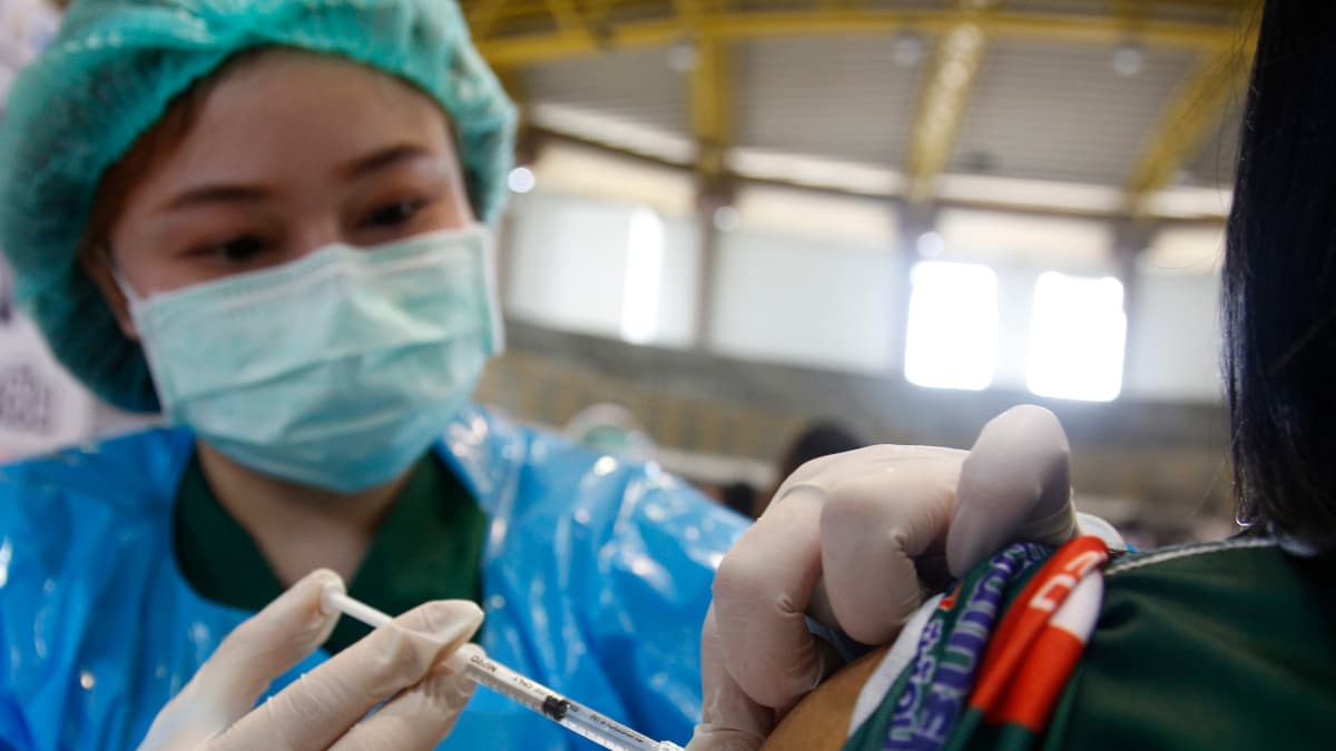 Koronarokotuksia annettiin Bangkokissa maanantaina. Thaimaalaisista noin seitsemän prosenttia on tähän mennessä saanut rokotteen.