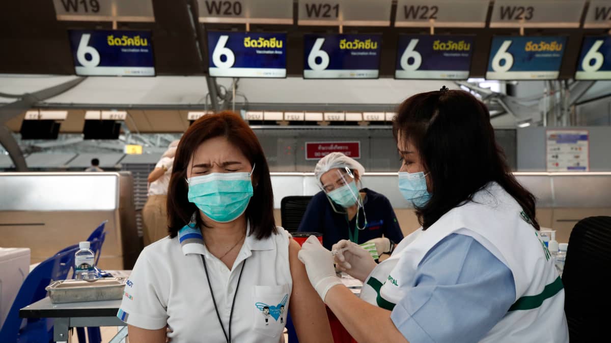 Lentomatkailualan työntekijöitä rokotettiin matkustajista tyhjentyneellä Bangkokin lentoasemalla huhtikuussa.