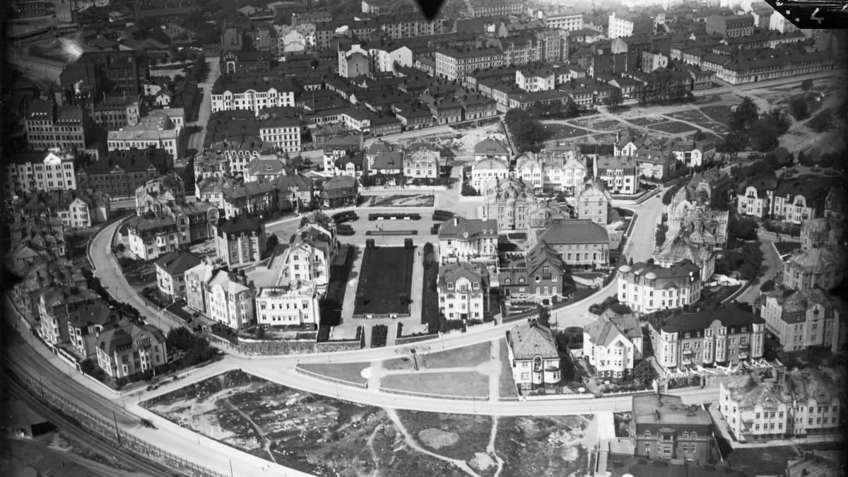 Vuonna 1925 otetusta valokuvasta voi nähdä, kuinka vähän Eira on vuosien saatossa muuttunut. Esimerkiksi Ehrensvärdintien ja Armfeldtintien keskeiset talot ovat nykyisillä paikoillaan ja kaupunginosan yleisilme on varsin tutun näköinen.