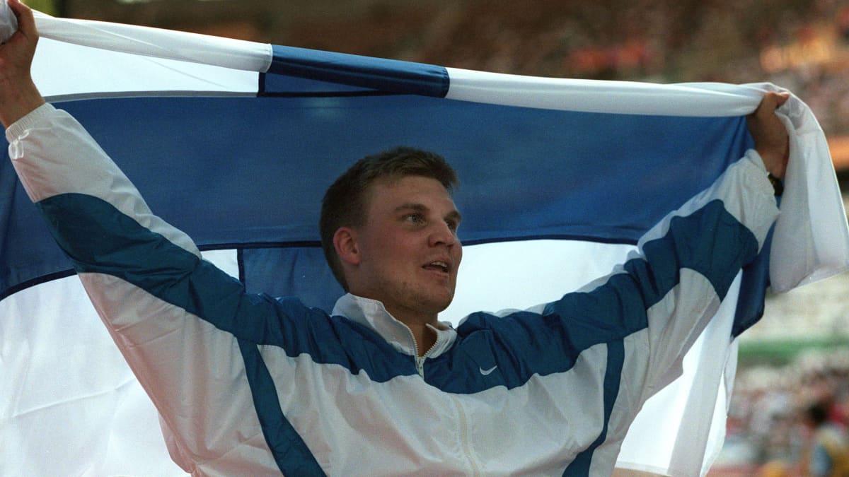 Aki Parviainen tuuletti MM-kultaa Sevillassa vuonna 1999. Voittotulos 89,52 nähtiin finaalin viidennellä kierroksella.
