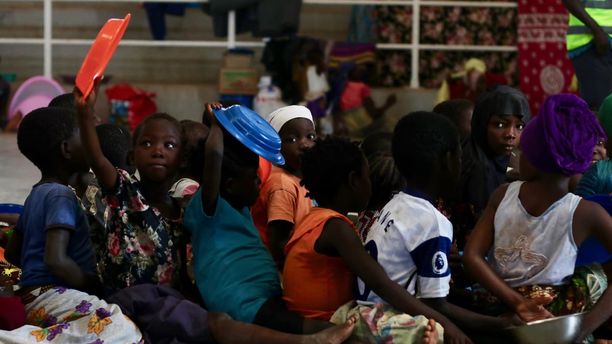 Lapset jonottavat ruokaa Pemban kaupungin stadionilla. Useat lapset ovat Cabo Delgadossa aliravittuja. 