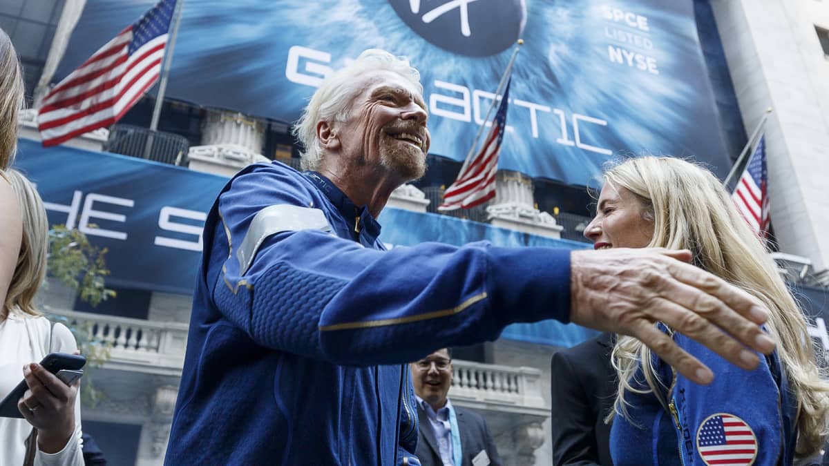 Brittiläinen Virgin-imperiumin luoja Richard Branson New Yorkin pörssitalon edessä.