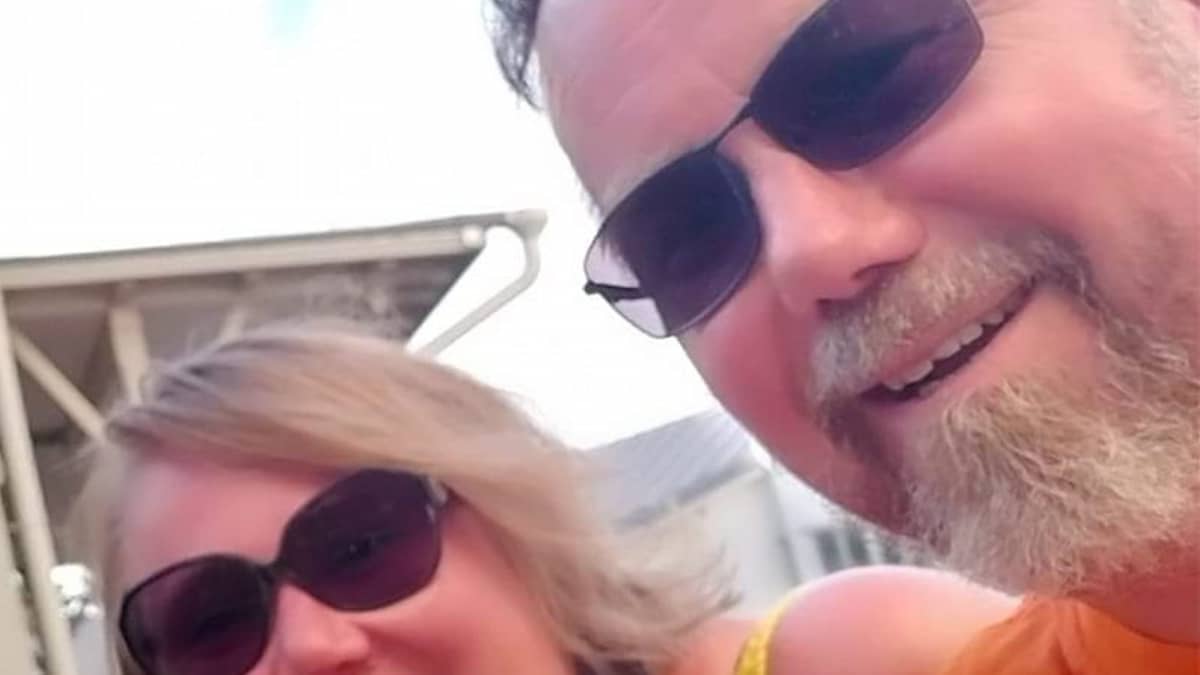 Selfie Henry Viheriävaarasta ja hänen vaimostaan Riikka Viheriävaarasta lomalla tänä kesänä.