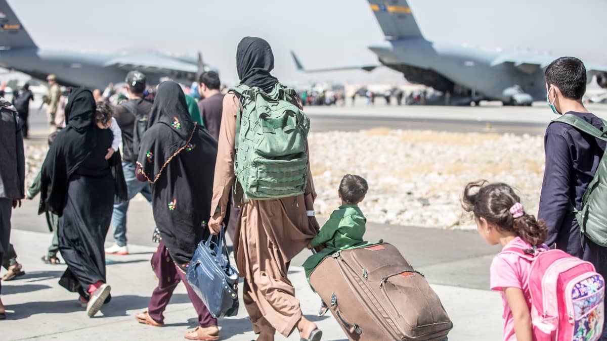 Ihmiset jonottivat evakuointikoneeseen Kabulin lentoasemalla tiistaina.