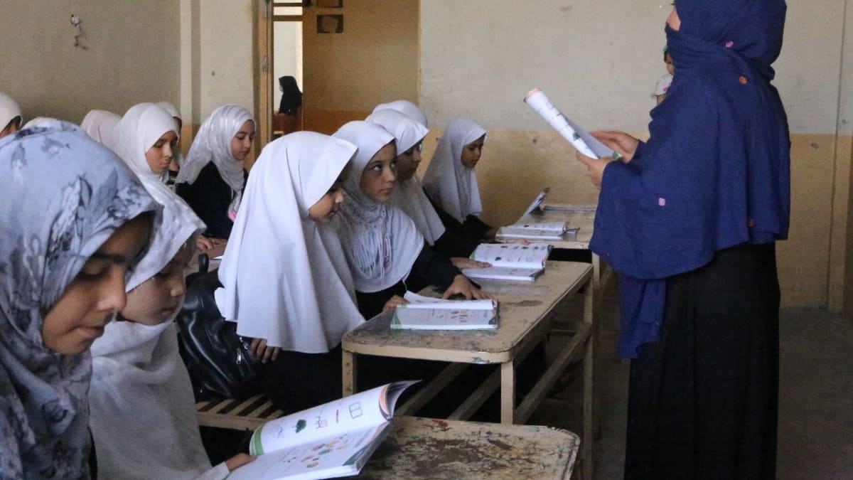 tyttöjä luokkahuoneessa Afganistanissa