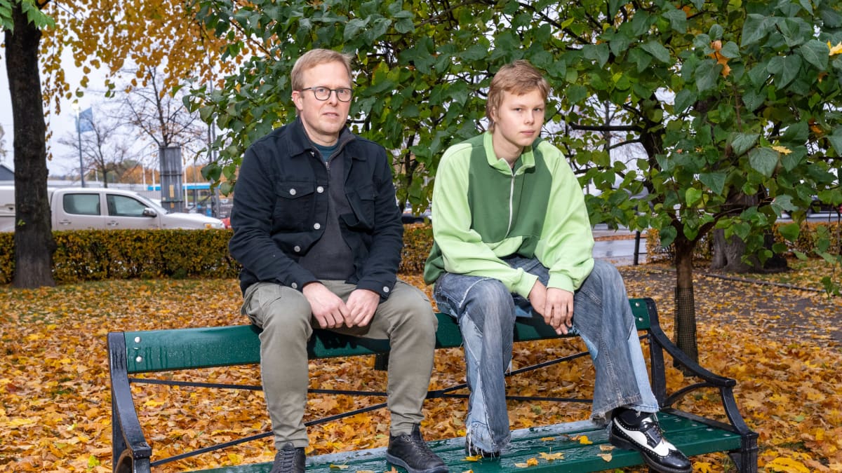 Ilmari Pensala isänsä Tuomaksen kanssa puiston penkillä
