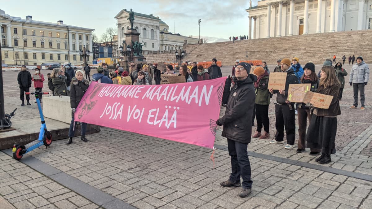 Sörnäistentunnelia vastustava mielenilmaus Senaatintorilla Helsingissä.