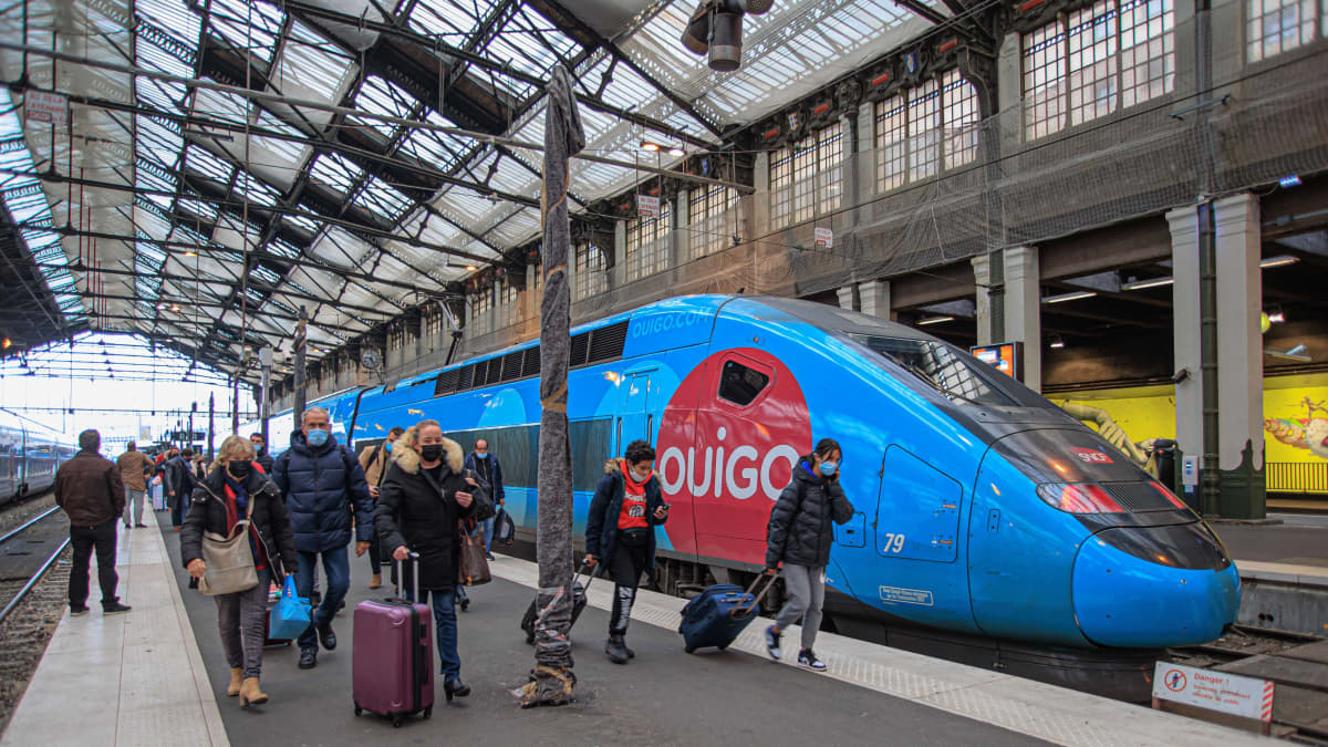 Ouigo-luotijuna on juuri saapunut Kaakkois-Ranskasta Pariisiin, matkustajia kävelemässä laiturilta pois.