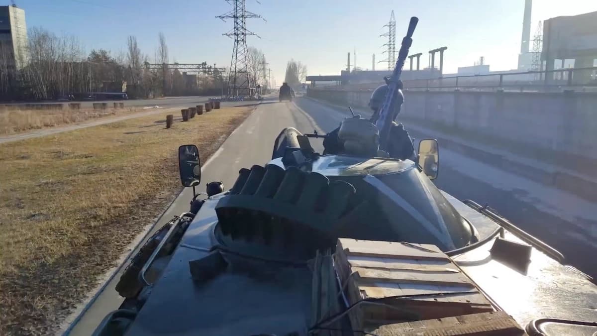 Venäläinen tankki ja sen kuski Tšernobylin ydinvoimalaitoksen alueella.