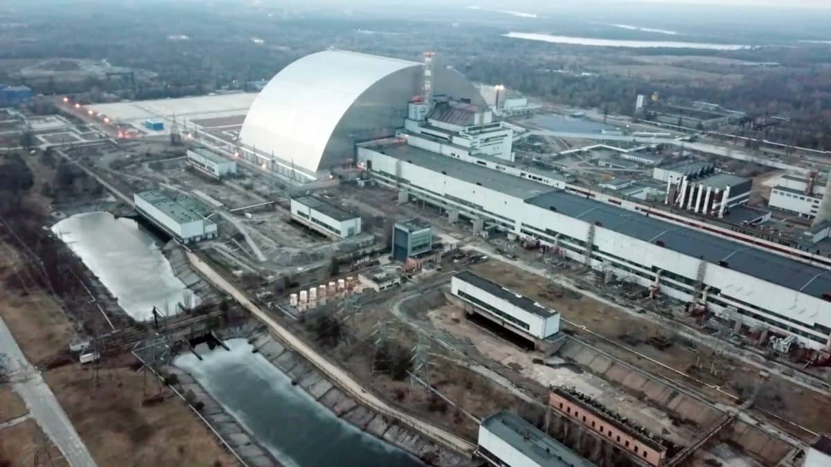 Ilmakuva Tšernobylin voimalasta. Kuvassa näkyy voimalan suojakuori.