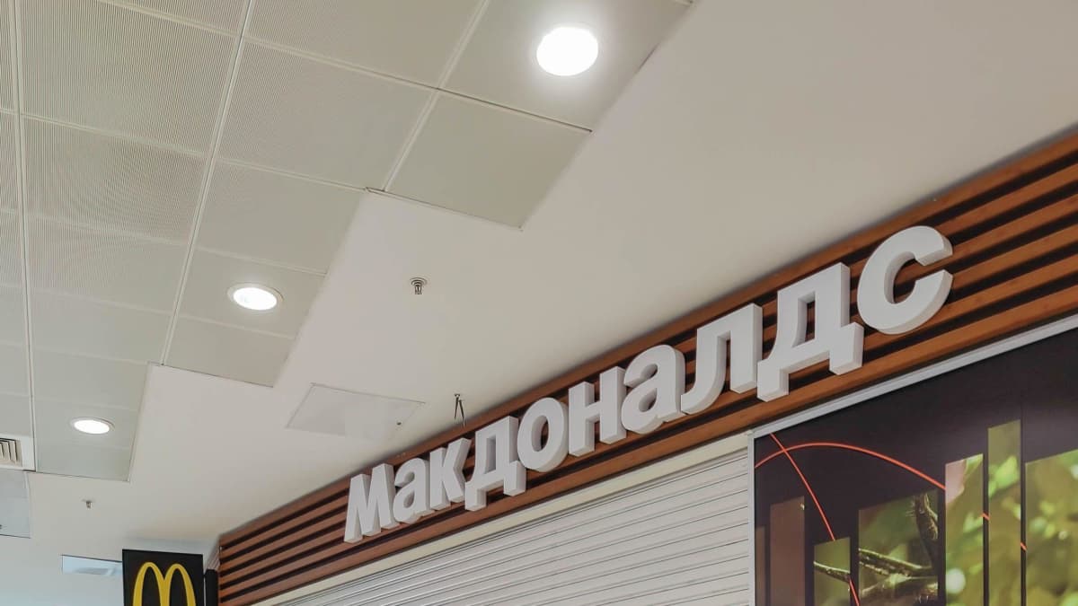 Suljettu hampurilaisravintola moskovalaisessa ostoskeskuksessa.