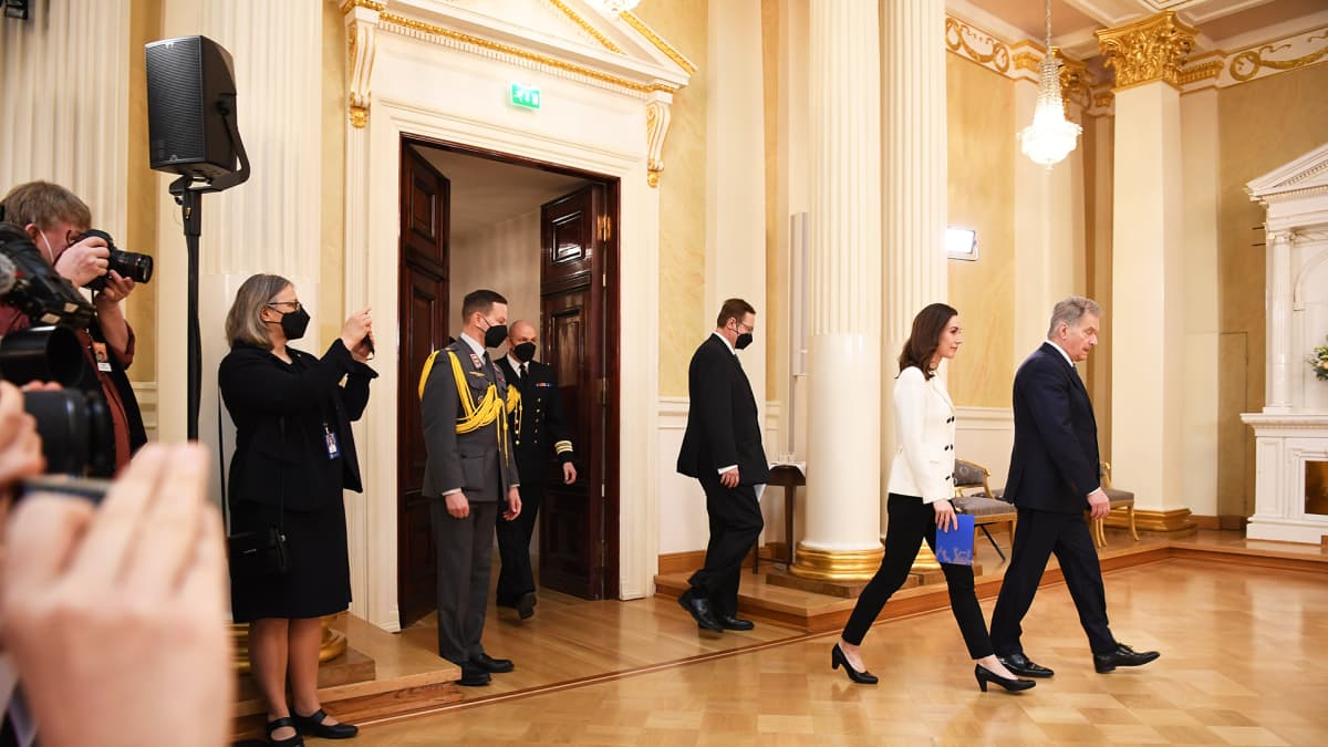 Presidentti Sauli Niinistö ja pääministeri Sanna Marin saapumassa tiedotustilaisuuteen.
