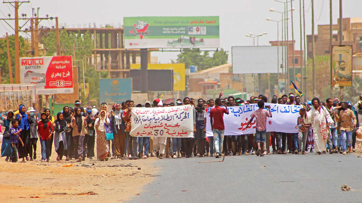 Mielenosoittajia BAharin alueella Khartoumissa.