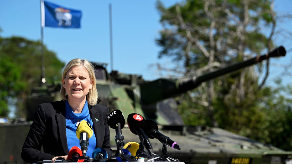 Pääministeri Magdalena Andersson puhumassa vierailullaan armeijan Gotlannin tukikohdassa.