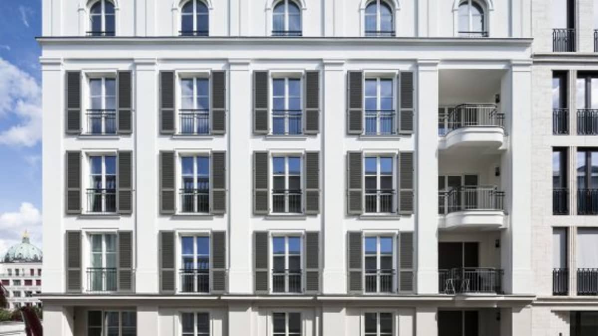 Kuvassa on berliiniläinen asuinkerrostalo, joka valmistui vuonna 2016. 