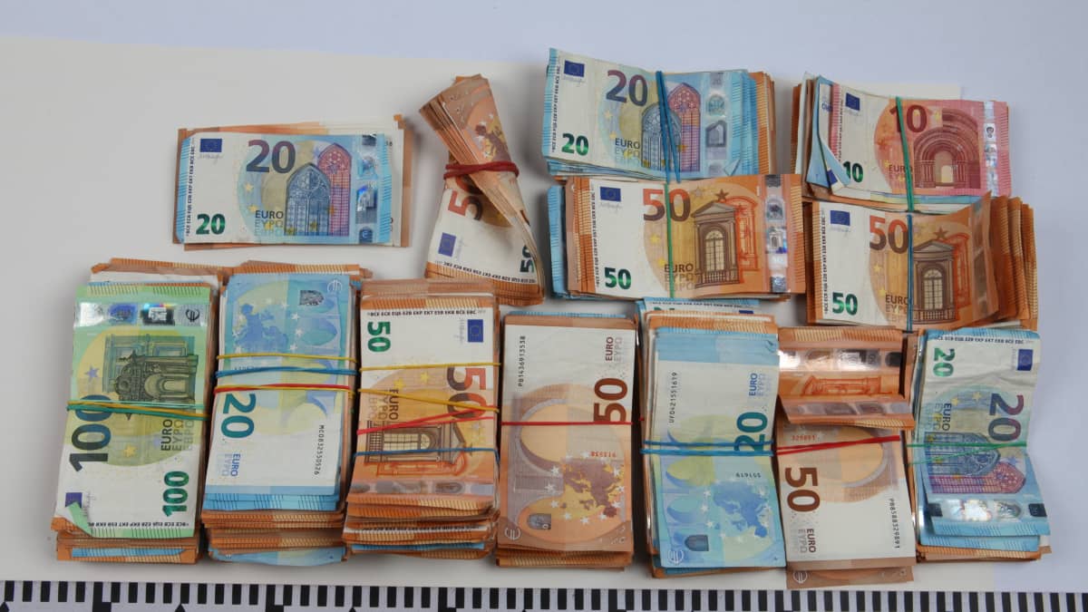     Poliisi takavarikoi esitutkinnassa yli 60 000 euroa käteistä rahaa.