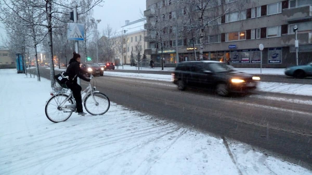 Polkupyöräilijä ylittämässä tietä. 