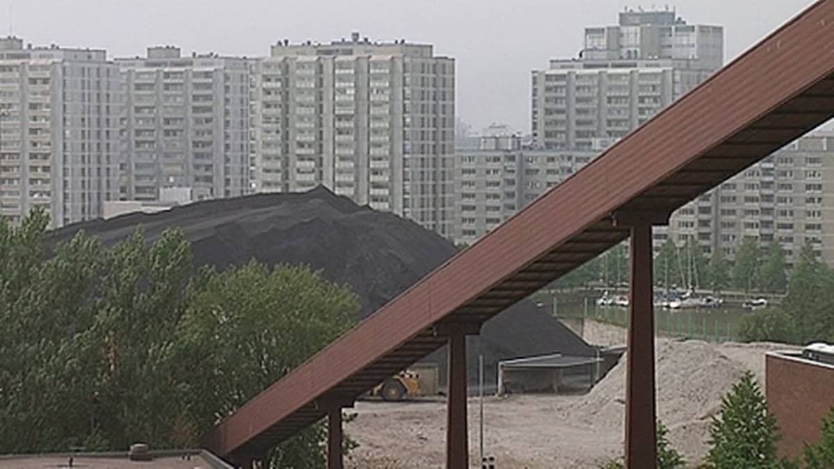 Hanasaaren voimalaitoksen hiilikasa.