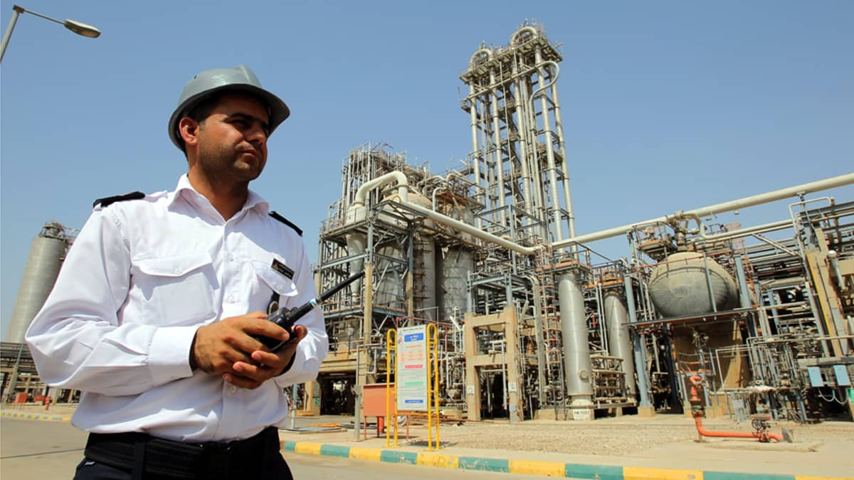 Vartija Mahshahrin öljynjalostamon edustalla Iranissa