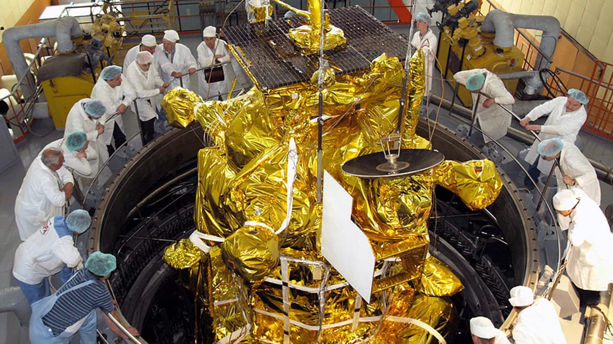 Phobos-luotainta valmistellaan laukaisua varten Baikonurin avaruuskeskuksessa.