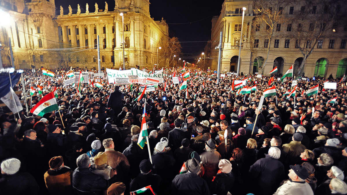 Ihmiset osoittavat mieltään hallituksen puolesta Budapestissa.