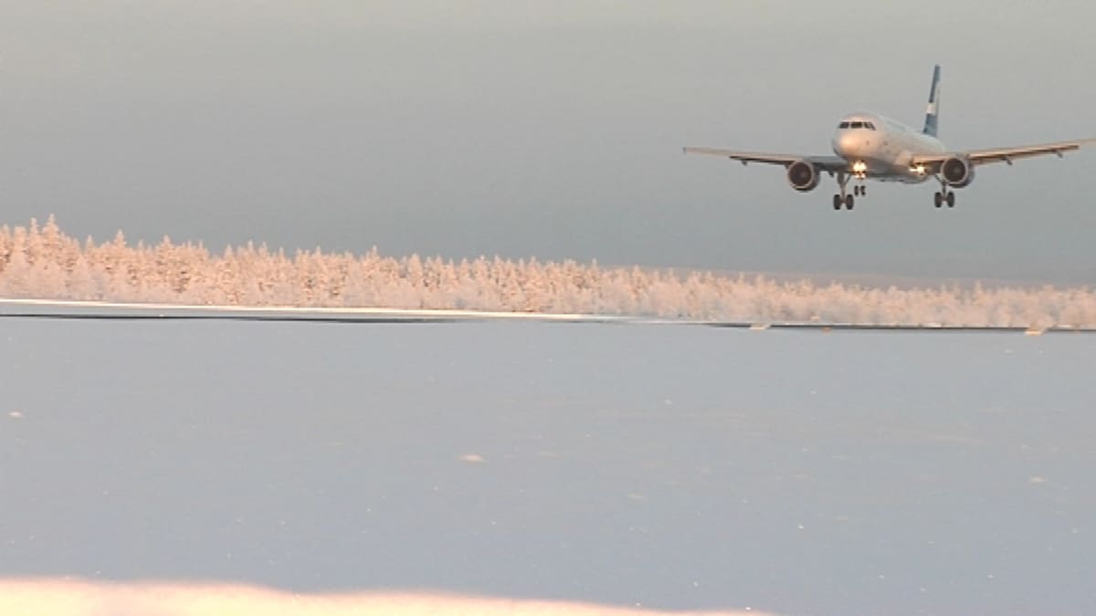 Finnairin kone laskeutumassa Rovaniemen lentokentälle.
