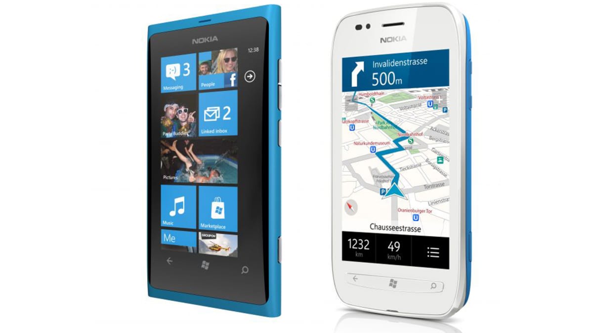 Nokian Windows-puhelimien mallit Lumia 800 (vas.) ja Lumia 710. 