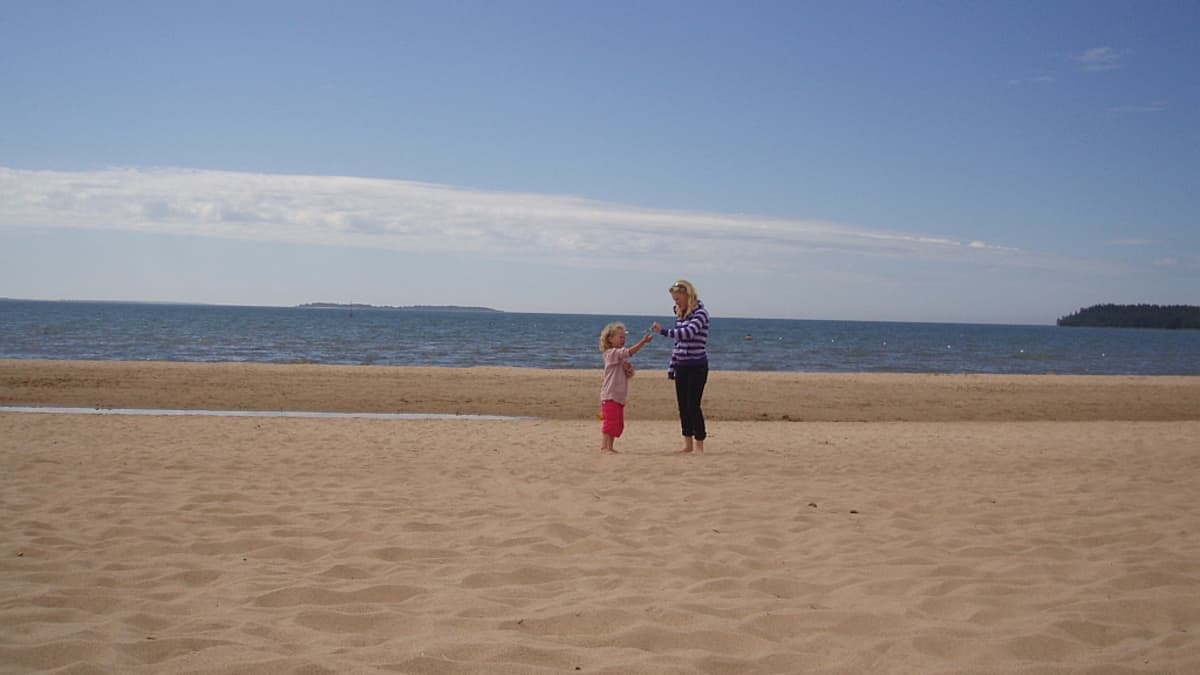 Nainen ja lapsi Yyterin hiekkarannalla.