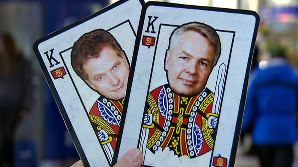 Lähikuvassa omatekoiset pelikortit, joissa Kuninkaan tittelistä kisaavat Sauli Niinistö ja Pekka Haavisto.