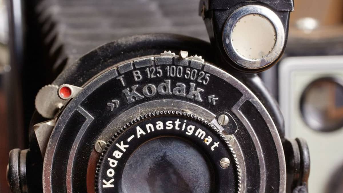 Lähikuva vanhasta Kodakin kamerasta ja sen linssistä.