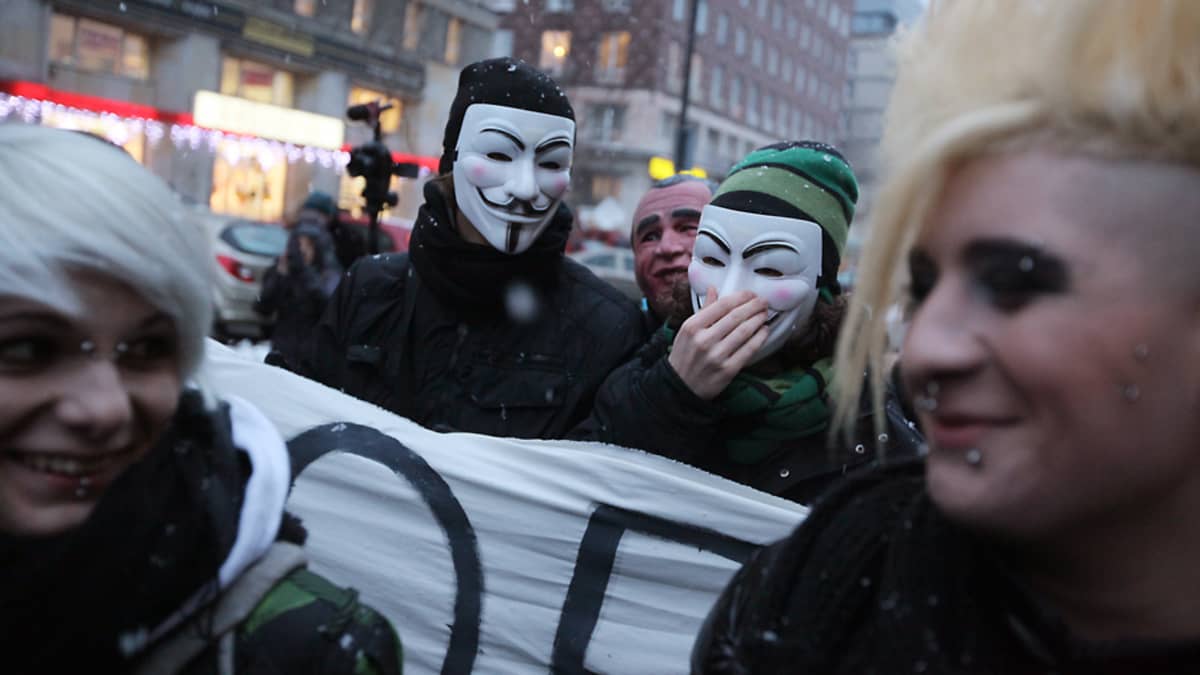 Kuva mielenosoituksesta, joissa eräät ovat laittaneet päähänsä Guy Fawkes -maskin.