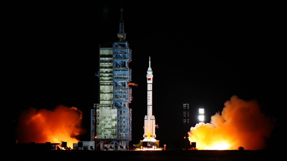 Kiinalainen Shenzhou-alus laukaistaan avaruuteen yön pimeydessä Gobin autiomaasta.